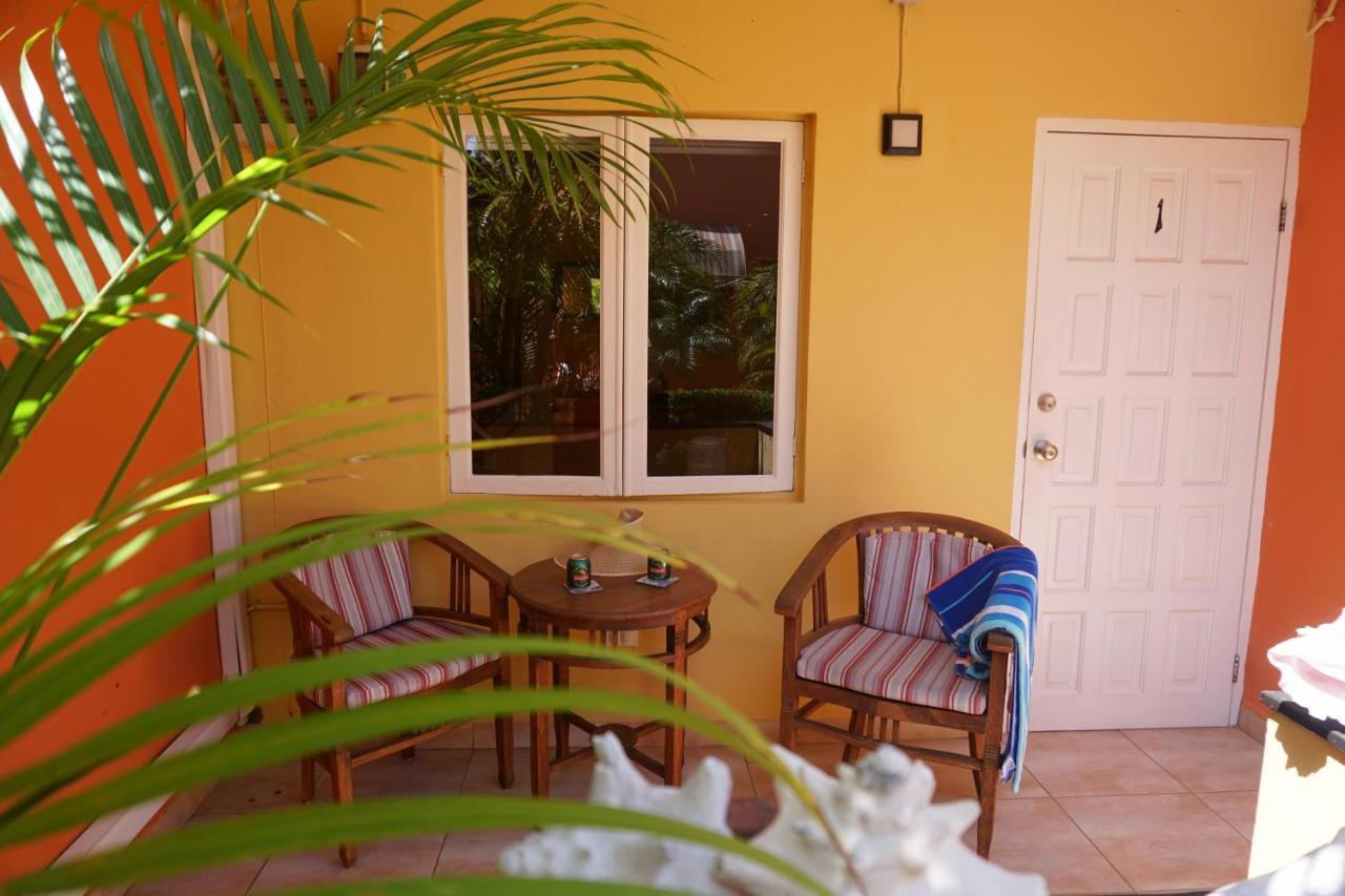 Cariñas Studio Apartments Palm Beach Exterior foto