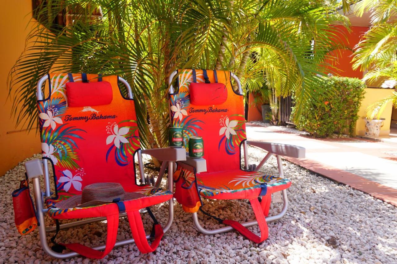 Cariñas Studio Apartments Palm Beach Exterior foto
