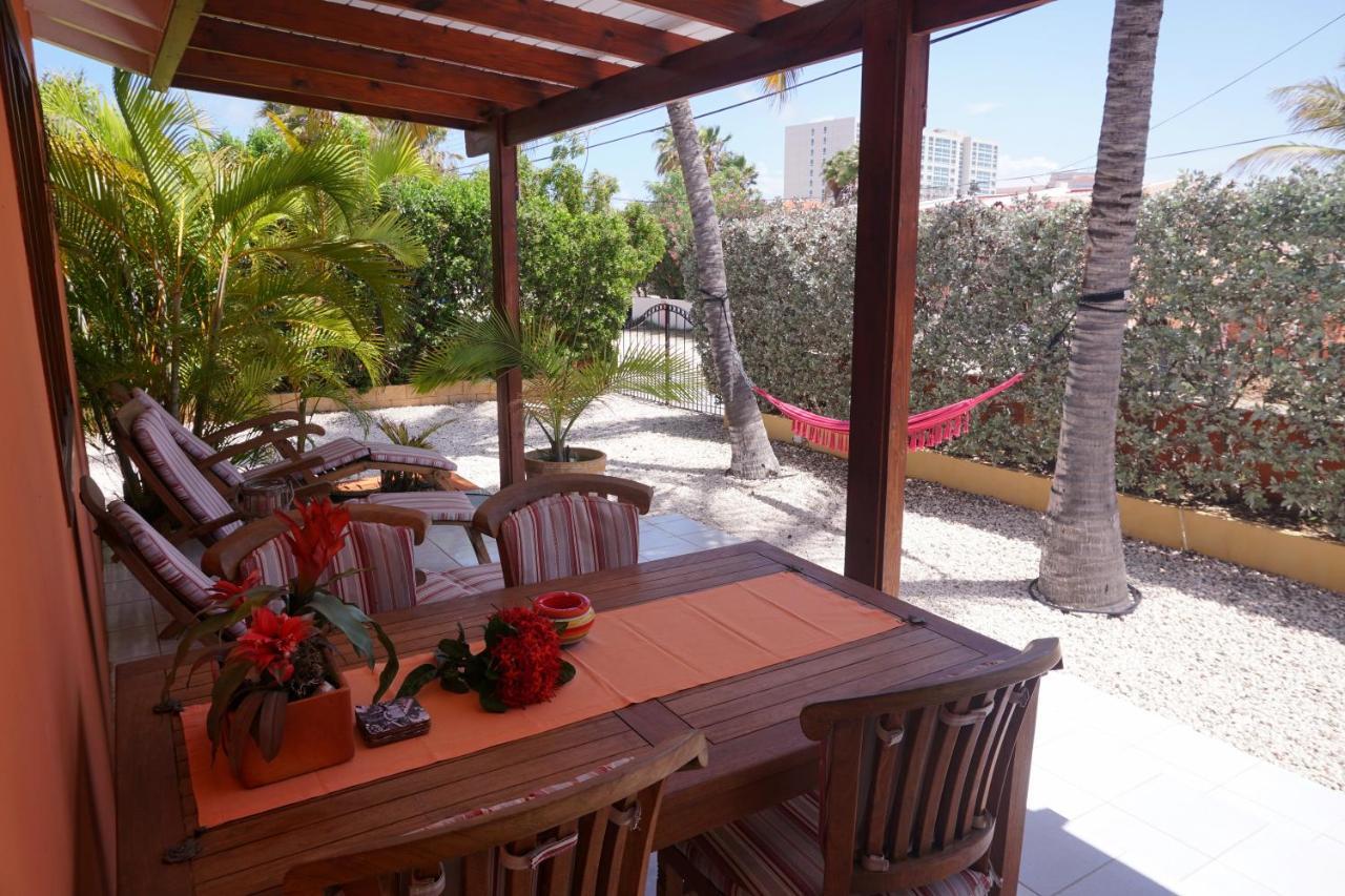 Cariñas Studio Apartments Palm Beach Exterior foto