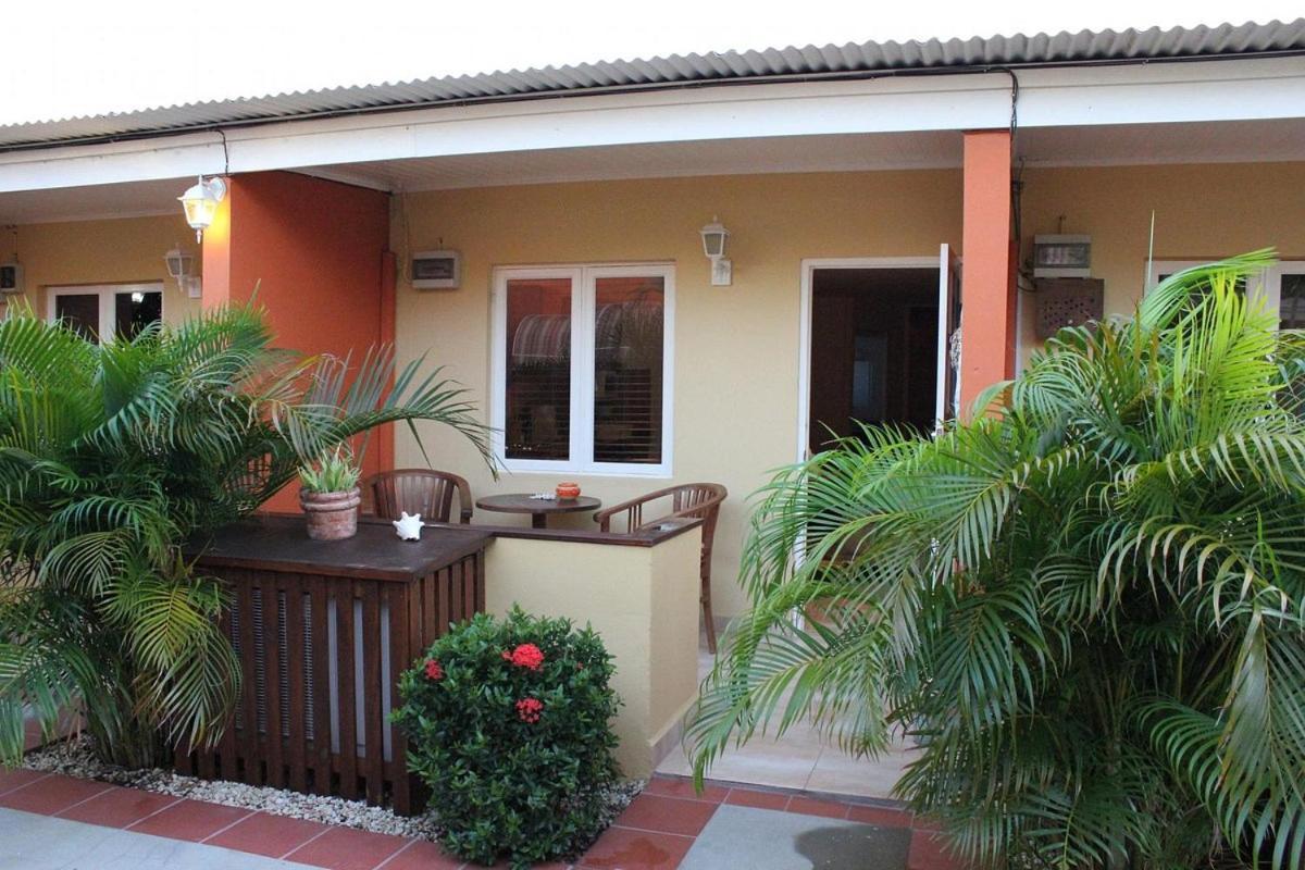 Cariñas Studio Apartments Palm Beach Exterior foto