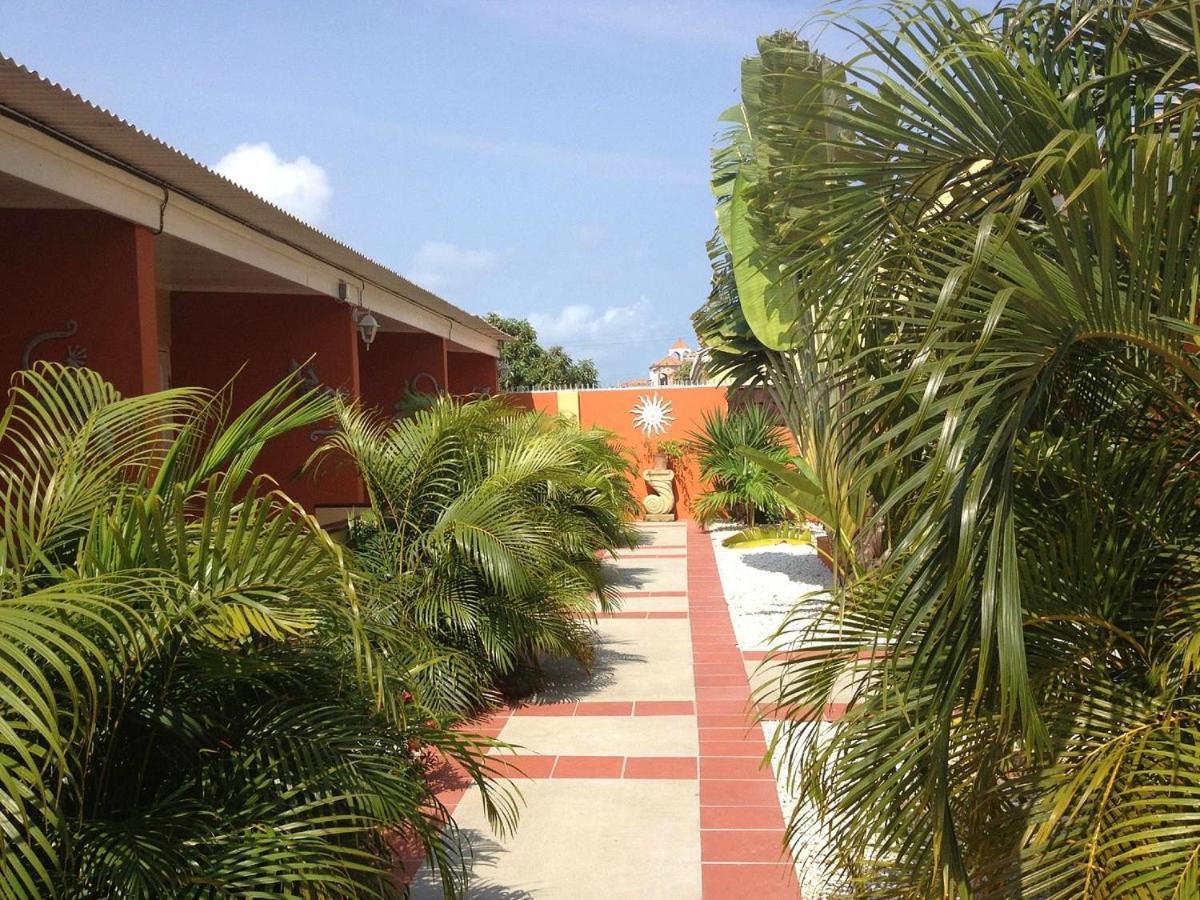 Cariñas Studio Apartments Palm Beach Exterior foto