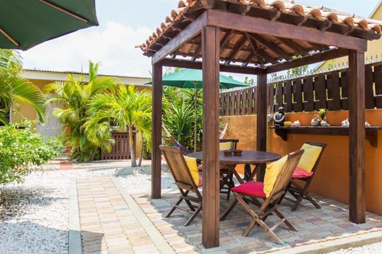 Cariñas Studio Apartments Palm Beach Exterior foto