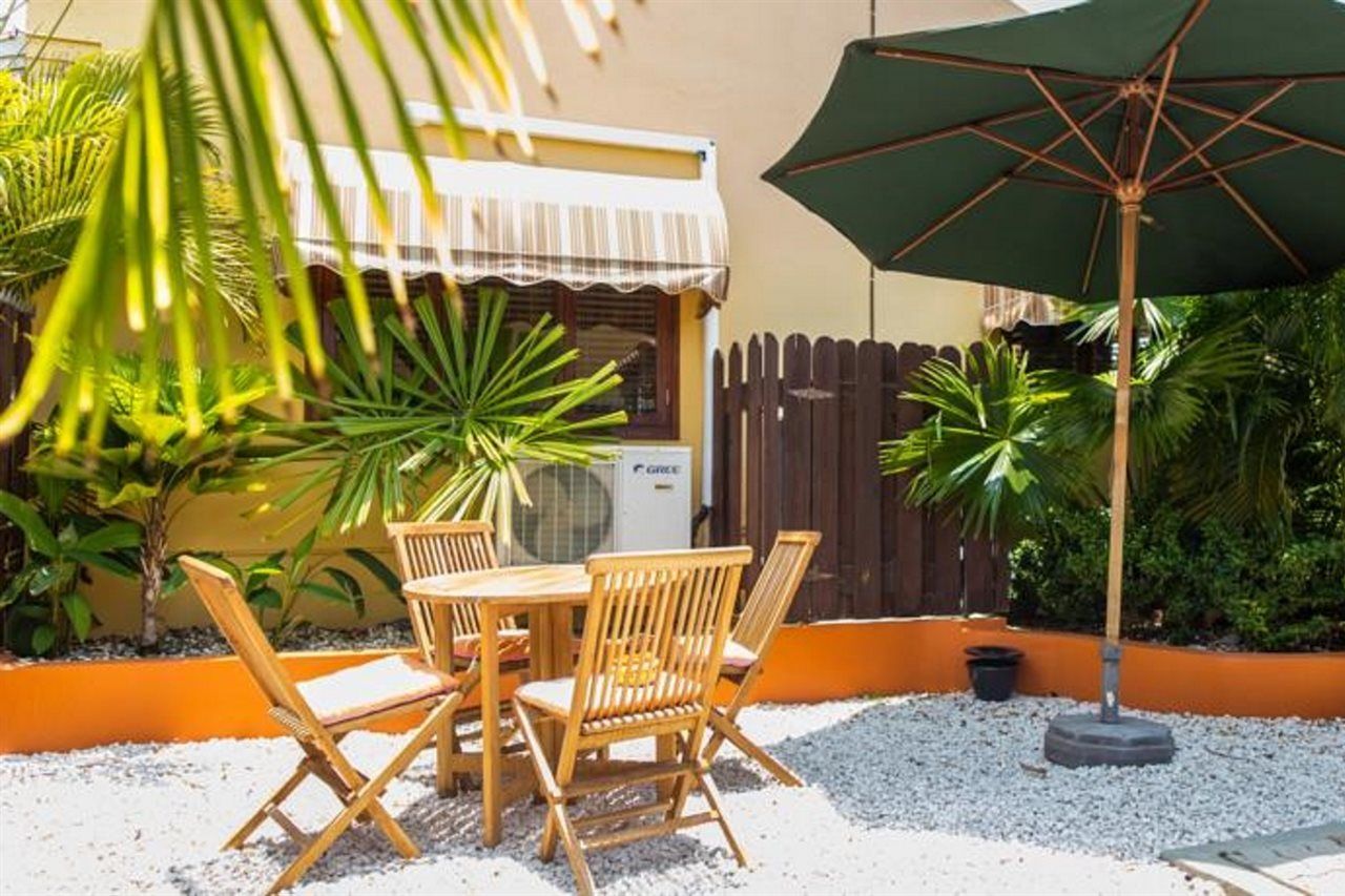 Cariñas Studio Apartments Palm Beach Exterior foto