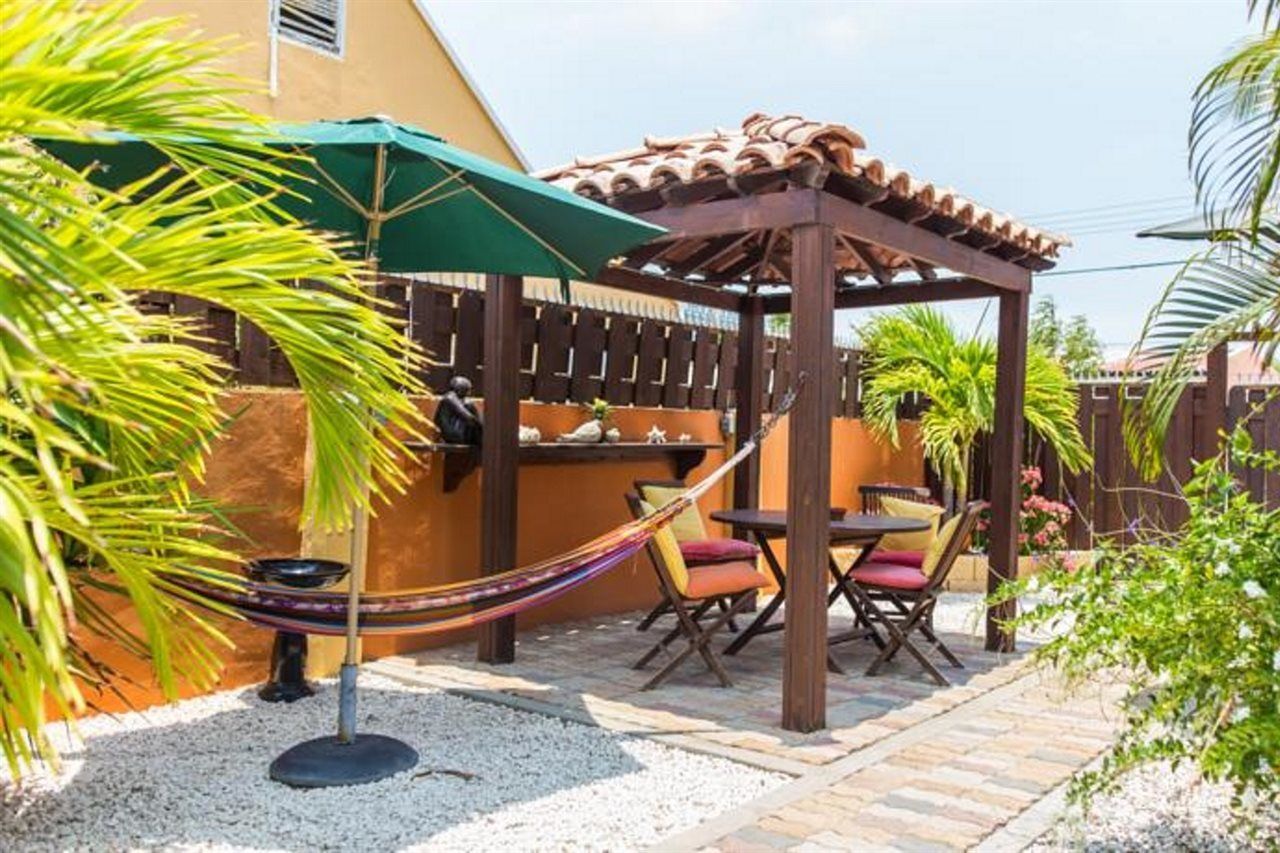 Cariñas Studio Apartments Palm Beach Exterior foto