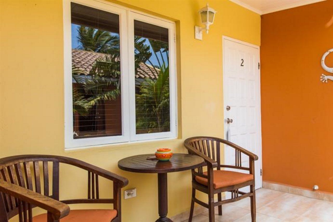 Cariñas Studio Apartments Palm Beach Exterior foto