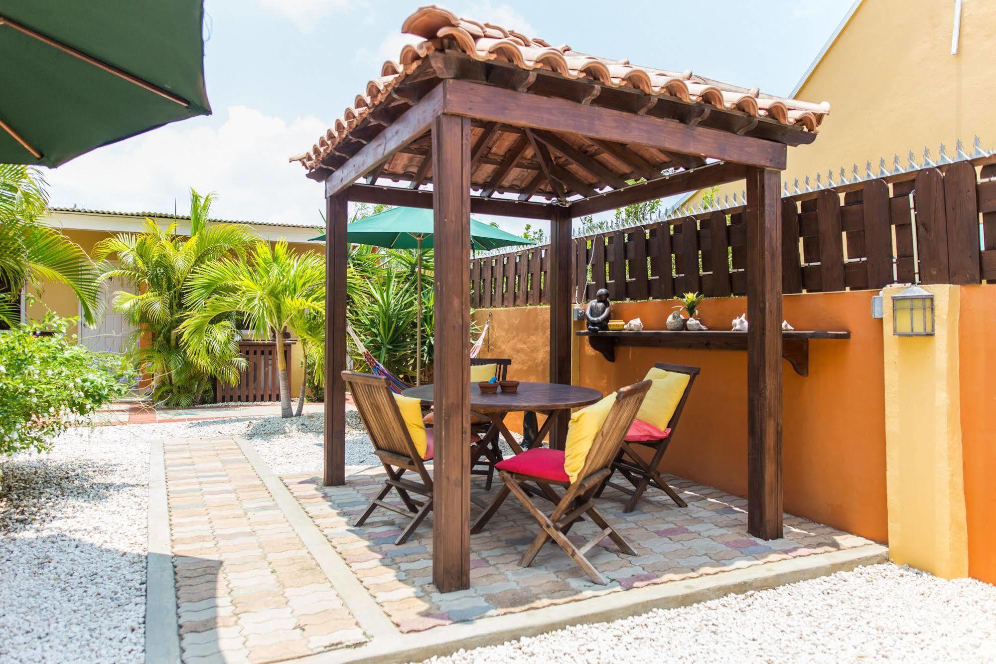 Cariñas Studio Apartments Palm Beach Exterior foto
