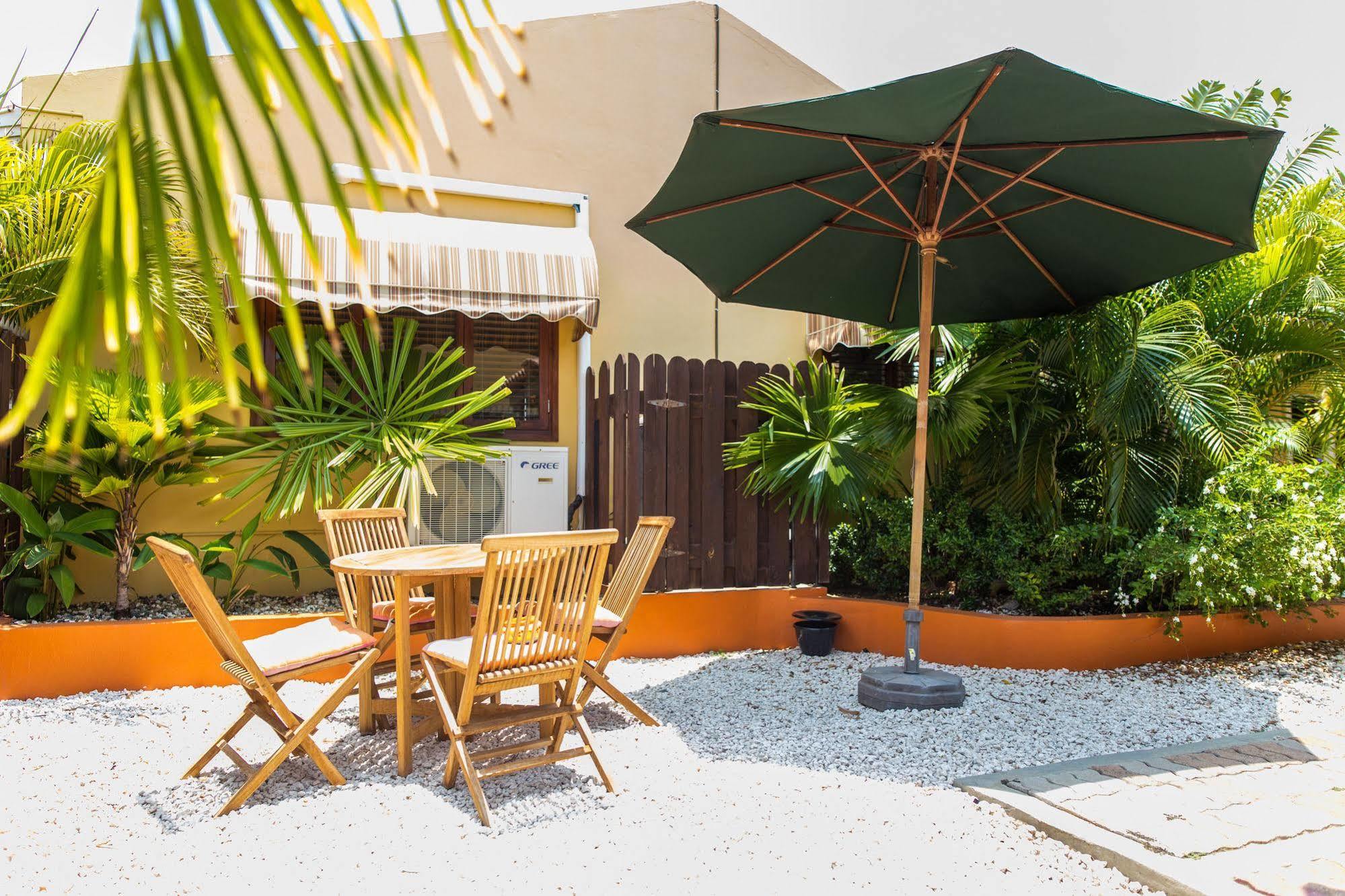Cariñas Studio Apartments Palm Beach Exterior foto